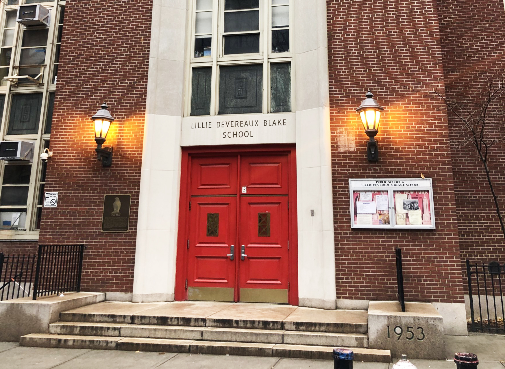Ataturk Okulu New York P.S. 6 Lillie D. Blake School'da egitim vermektedir